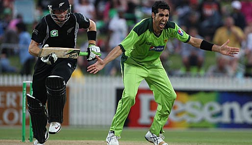 Und nochmal Neuseeland: Die einen spielen Beckenbauer, die anderen total verrückt. Umar Gul (r.) beim Hexentanz im Cricket Match zwischen Neuseeland und Pakistan
