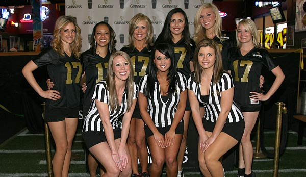 Beim "Guinness Perfect Pint Pour-Off" traten verschiedene Ex-NFL-Stars gegeneinander an. Die Mädels mussten sie sich dabei erfreulicherweise nicht schön saufen