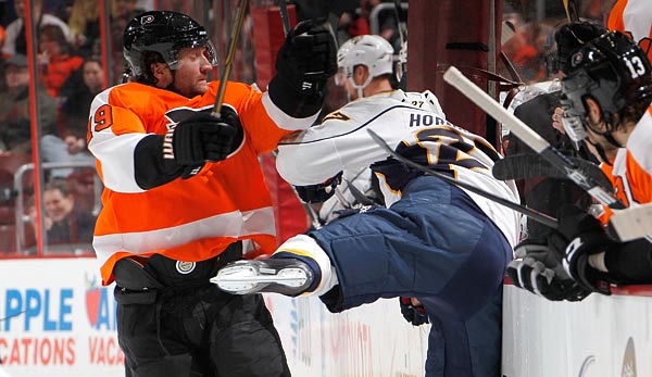 Die Philadelphia Flyers gewannen in der NHL mit 3:2 gegen die Nashville Predators. Zudem setzte sich die Bande recht lässig gegen Patrick Hornqvist (r.) durch