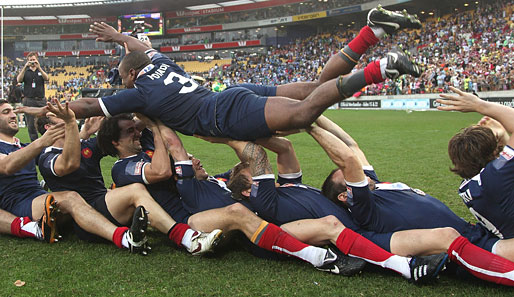 Die Rugby-Mannschaft der Franzosen bietet den Fans nach der Begegnung mit den USA eine Flugshow. Kaum zu glauben, dass sie das Spiel zuvor verloren hat
