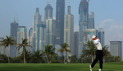 Nichts Neues vom Dubai Desert Classic: Immer noch wird vor traumhafter Kulisse anständig Golf gespielt- sogar das Wetter ist stabil. Hier legt sich der Spanier Sergio Garcia ins Zeug