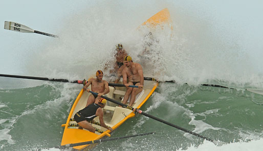 Na, ihr Wasserratten? Den Teilnehmern der "Day of Giants Surfboat Race Regatta" darf auf jeden Fall im Wasser nicht bange werden