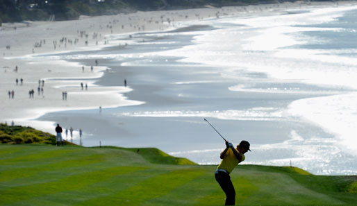 Der kalifornische Pebble Beach - Traumkulisse für ein Golf-Turnier: In der Finalrunde des AT&T-Turniers holt Hunter Mahan zum Schlag aus