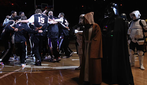 Hoher Besuch in der Halle der Phoenix Suns: Zum Spiel gegen die Sacramento Kings kamen Darth Vader samt Imperator und Stormtrooper vom Todesstern angereist