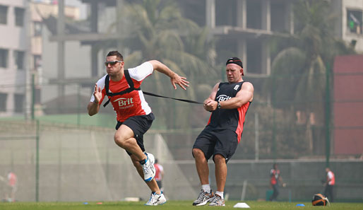 Im Trainingslager der englischen Cricket-Mannschaft werden die Spieler an der kurzen Leine gehalten. Ausbüchsen unmöglich, sogar für Tim Bresnan (l.)