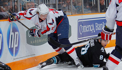 Und ja, es gibt sie noch - sogar in der NHL: Die gute alte Grätsche. Joe Pavelski (r.) von den San Jose Sharks holt Washingtons Alexander Semin von den Beinen