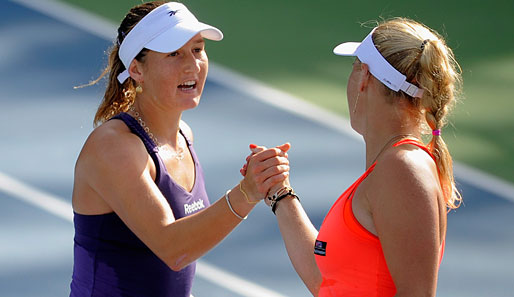 Shahar Peer aus Israel (r.) gratuliert der Dänin Caroline Wozniacki, nachdem sie ihr im Viertelfinale des Dubai-Duty-Free-Turniers unterlag