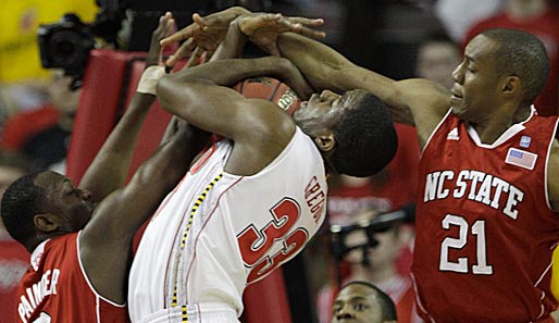 Beim College Basketball zwischen Maryland und NC State Wolfpack wird der Begriff Handgemenge neu definiert