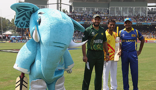 Aufregendes von der Cricket-WM: Shahid Afridi, Kapitän von Pakistan (l.), und Sri Lankas Kumar Sangakkara (r.) posieren mit Stumpy, dem fröhlichen Elefanten