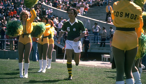 Franz Beckenbauer betritt bei einem Heimspiel der Cosmos in den 70ern den Platz. Ein Hoch auf die Cheerleader!