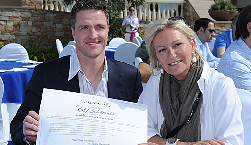 Ralf Schumacher mit seinem Zertifikat als Laureus-Botschafter und Sabine Christiansen (r.)