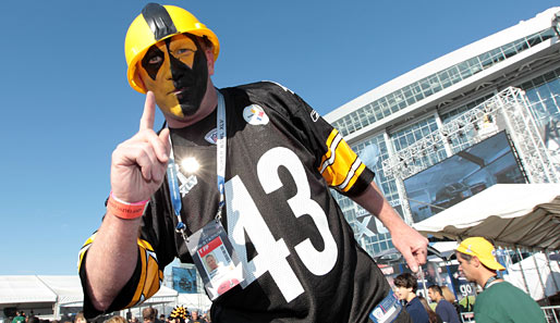 Offensichtlich frisch angereist aus der "Steel City" ist dieser Pittsburgh-Fan in voller Montur