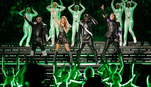 In der Halbzeit treten die Black Eyed Peas auf, begleitet von jeder Menge grünen Männchen. Für wen die wohl sind?