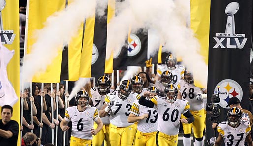 Einzug in die Manege: Die Pittsburgh Steelers zeigen sich dem Publikum