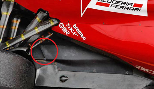 Ferraris Version ist auf den ersten Blick kaum zu erkennen. Der Auspuff verläuft durch ein Rohr innerhalb des Unterbodens nach hinten