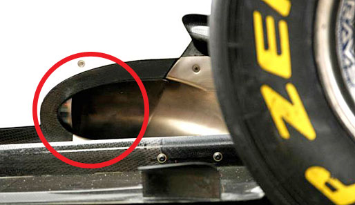Der Williams-Auspuff versteckt sich ebenfalls ganz unten in der Karosserie, tritt aber etwas weiter vorne aus als bei Ferrari oder Red Bull