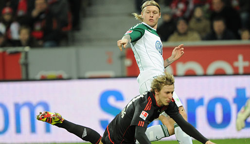 In den ersten Minuten hielt Wolfsburg der Leverkusener Offensive stand. Hier Simon Kjaer gegen Stefan Kießling
