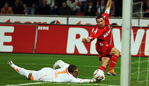 Lukas Podolski (r.) hat Hannover-Keeper Fromlowitz umkurvt und schiebt aus spitzem Winkel zur 2:0-Führung der Kölner ein
