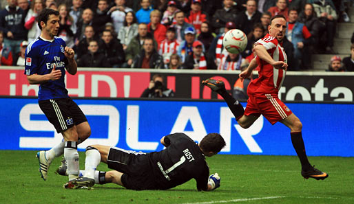 4:0 für den FCB: Ribery überlupft den HSV-Torwart Rost, Kacar kommt zu spät