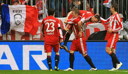 Franzose huckepack: Schweinsteiger schultert Ribery, der an vier Treffern direkt beteiligt war (ein Tor, drei Vorlagen)