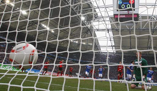 Das 1:0: Raul stibitzte Fährmann frech den Ball vom Fuß, Frankfurts Keeper foulte auch noch plump. Den Elfer verwandelte Jurado