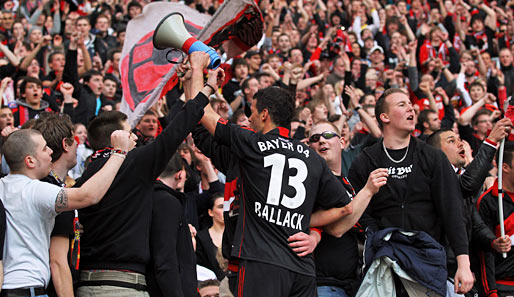 Michael Ballack (Mitte) hatte nach dem Spiel jedenfalls ordentlich Spaß mit den Bayer-Anhängern. Uffta, Uffta und so...