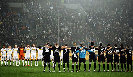 Gute Aktion vor der Partie: Im Borussia-Park wurde eine Schweigeminute in Gedenken an die Opfer der Erdbebenkatastrophe in Japan abgehalten