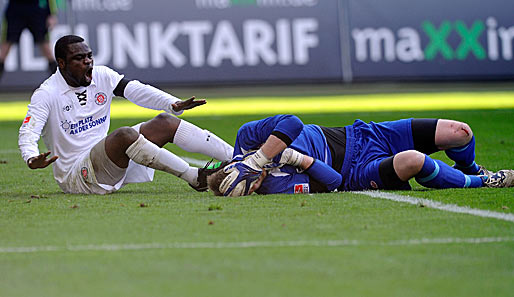 Frankfurt - St. Pauli 2:1: Gerald Asamoah (l.) knallte böse mit Ralf Fährmann zusammen, der Eintracht-Keeper konnte aber weitermachen