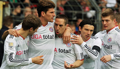 Freiburg - FC Bayern 1:2: Beim FCB war nach neun Minuten Gruppenkuscheln angesagt - Mario Gomez (2.v.l.) traf zur Führung