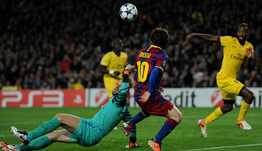 Barcelona - Arsenal 3:1: Was für ein Tor! Messi kriegt einen Pass von Iniesta, hebt den Ball dann über den herausstürmenden Szczesny und schießt ihn zum 1:0 ins Tor