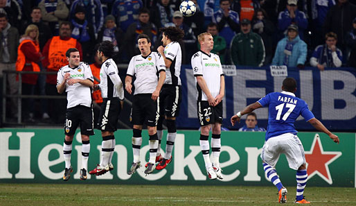 Schalke - Valencia 3:1: Jefferson Farfans Schuss ins Glück. Mit seinem Freistoß-Tor markierte er den zwischenzeitlichen 1:1-Ausgleich