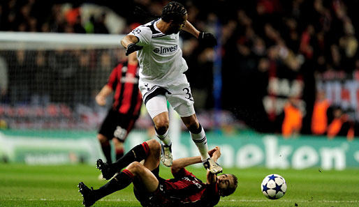 Benoit Assou-Ekotto von den Spurs springt über den herangrätschenden Mathieu Flamini vom AC Milan