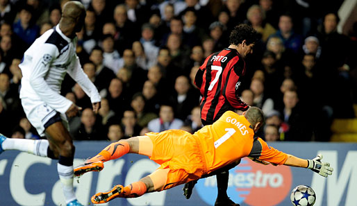 Spurs-Keeper Heurelio Gomes verhindert einen Torschuss von Milans Pato (r.)