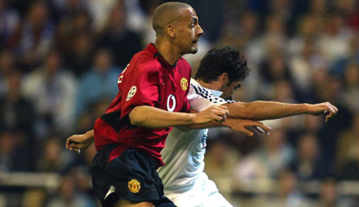 Ein absolutes Highlight in der Champions-League-Historie war das Aufeinandertreffen dieser beiden Fußball-Schwergewichte: Raul traf mit den Königlichen 2003 im Viertelfinale auf Manchester United und traf gleich doppelt