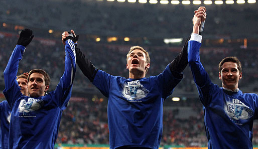Berlin, Berlin, wir fahren nach Berlin. Manuel Neuer (M.) und seine Teamkollegen feierten nach dem Pokal-Fight gegen die Bayern gebührend den Finaleinzug