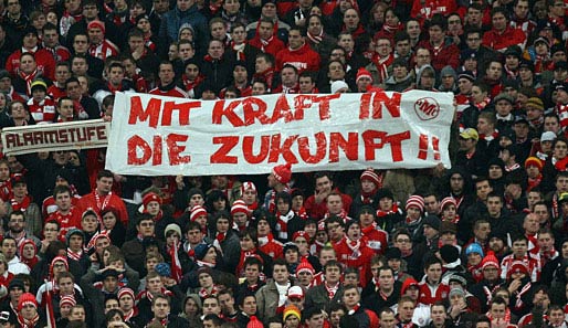 Ein weiteres Plakat der Kraft-Fraktion unter den Bayern-Fans. Neuer kann's egal sein, er spielt mit Schalke gegen Duisburg um den Pokal