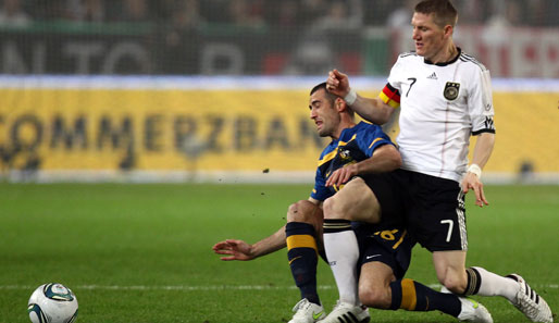 Deutschland - Australien 1:2: Bastian Schweinsteiger führte die DFB-Elf in Mönchengladbach als Kapitän auf das Feld