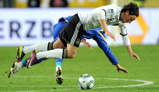 Mesut Özil war wieder einmal nur durch Fouls zu stoppen. Der 22-Jährige bereitete beide Müller-Treffer vor