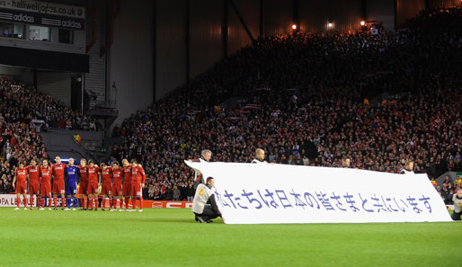 FC Liverpool - Sporting Braga 0:0: An der Anfield Road wurde vor dem Anpfiff den Opfern in Japan mit einer Schweigeminute gedacht