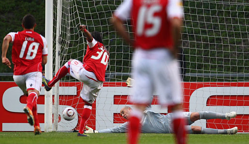 Das spielentscheidende Tor: Liverpools Pepe Reina kommt an Alans Elfmeter-Schuss nicht rechtzeitig dran