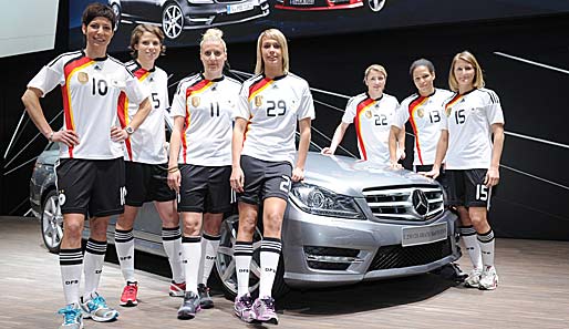 Die deutschen Nationalspielerinnen auf dem 81. Autosalon in Genf zu Gast bei Generalsponsor Mercedes-Benz