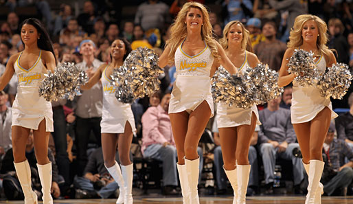 Die Cheerleader der Denver Nuggets: Ob die Dame in der Mitte so guckt, weil sie weiß, dass ihr Kleidchen denn doch eine Spur zu kurz ist?