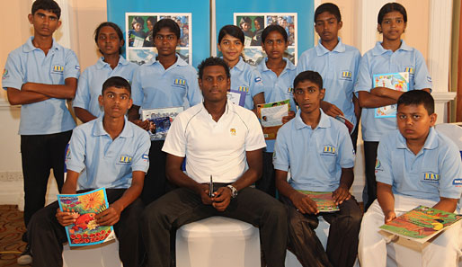 Diese Herrschaften sind zu einem guten Zweck zusammen gekommen. Cricket-Star Angelo Mathews (Sri Lanka) ist Schirmherr des Projekts "Room to Read"