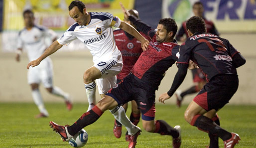 MLS-Star Landon Donovan (l.) durfte sich beim Testspiel gegen Club Tijuana mit den Verteidigern duellieren