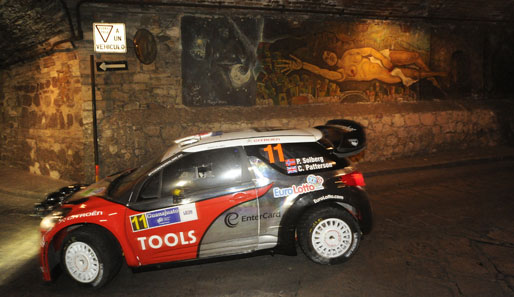 Licht ist Pflicht, auch bei Nachtfahrten während der Mexiko-Rally. Hoffentlich hat Fahrer Petter Solberg angesichts des Wandgemäldes noch Augen für die Straße