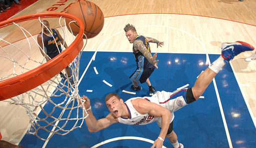 NBA: Blake Griffin (v.) mit einem akrobatischen Wurfversuch für die Los Angeles Clippers gegen die Denver Nuggets