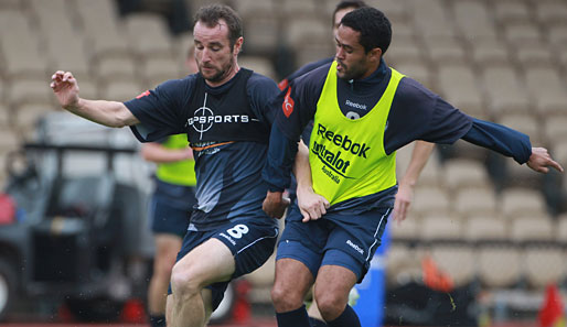 Trotz des konzentrierten Gesichtsausdruckes hat Grant Brebner (l.) beim Training der Melbourne Victory Zeit, den Reiß-Test beim Trikot des Teamkollegen zu machen