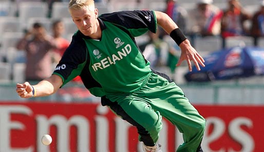 Hier geblieben: Irlands Boyd Rankin versucht sich beim 2011 ICC Weltcup gegen die West Indies die Cricket-Kugel zu schnappen