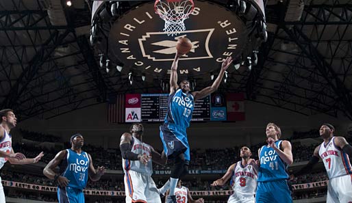 Abgehoben im American Airlines Center: Corey Brewer (13) von den Dallas Mavericks fliegt in der NBA über die Spieler der New York Knicks hinweg