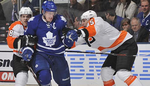 Kein Durchkommen in Toronto: Dion Phaneuf (m.) von den Toronto Maple Leafs wird unsanft von Danny Briere (l.) und Braydon Coburn (Philadelphia Flyers) gestoppt